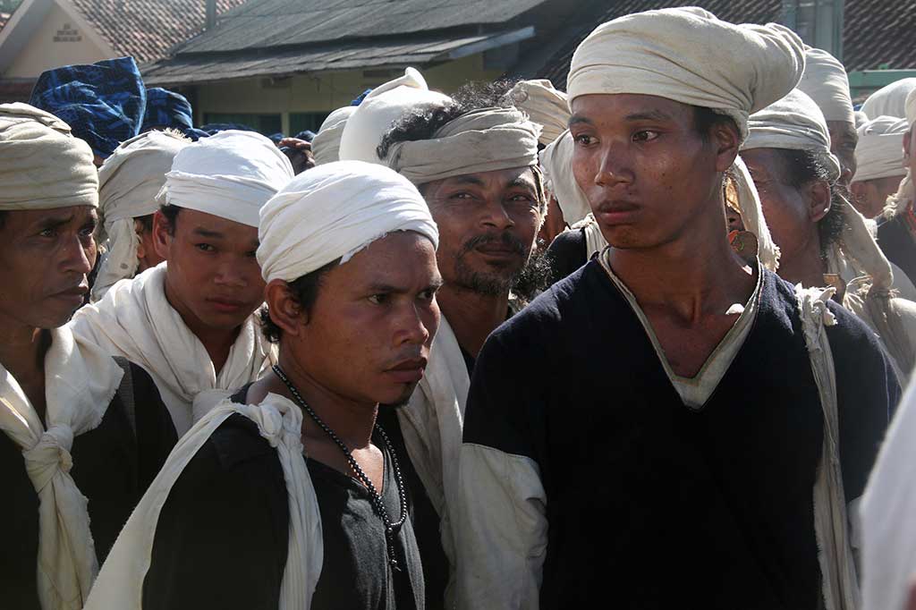 Warga Badui Dalam berjalan kaki menuju Kantor Bupati Lebak saat akan mengikuti upacara Seba Baduy di Rangkasbitung, Lebak, Banten, Jumat (28/4/2017).