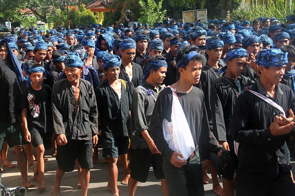 Ratusan warga Badui Luar berjalan kaki menuju Kantor Bupati Lebak. 