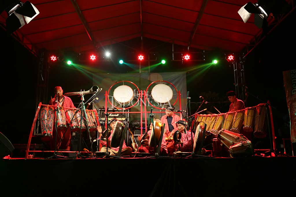 Penampilan grup etnik Ino Ensamble dalam Eco Music Camp di Tea Garden Resort, Subang, Jawa Barat, Jumat (28/4/2017).