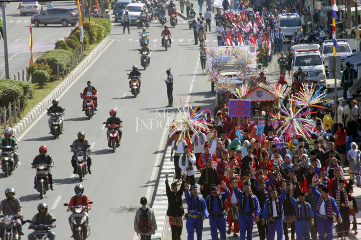 PNS Kota Depok mengikuti pawai parade budaya di Jalan Margonda, Depok, Jawa Barat, Sabtu (29/4/2017).