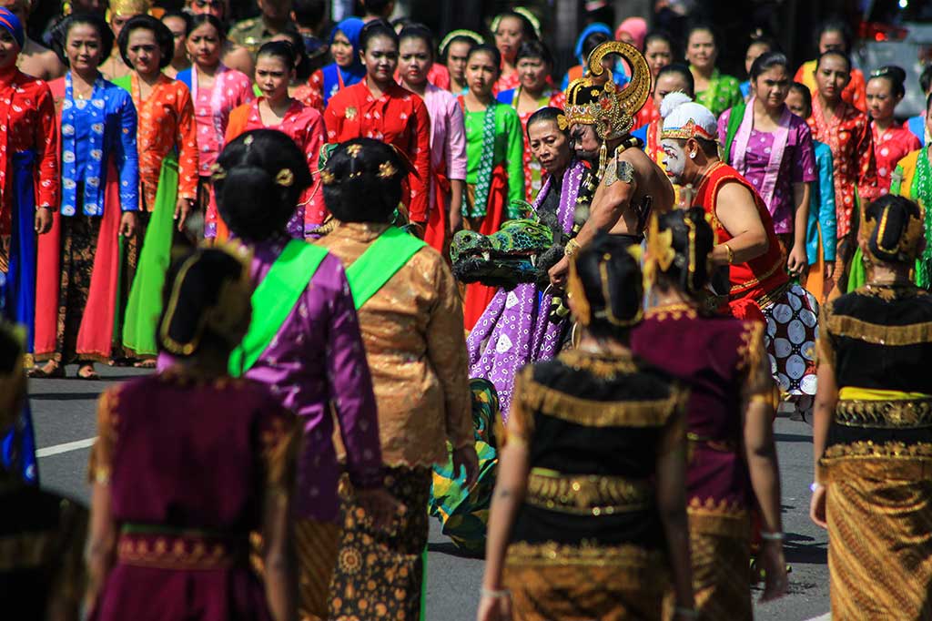 Wali Kota Solo FX Hadi Rudyatmo (kedua kanan) bersama ratusan penari menampilkan Tari Gambyong Kolosal dalam rangkaian Solo Menari di Pasar Ngarsopuro, Solo, Jawa Tengah, Sabtu (29/4/2017). ANTARA/Maulana Surya