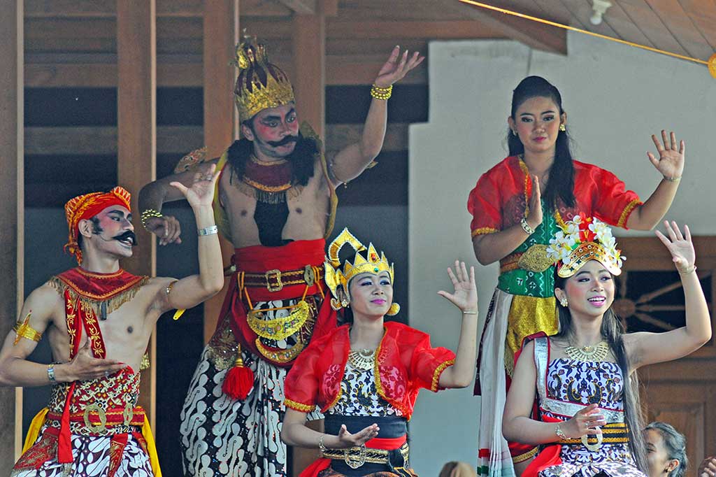 Sejumlah penari tampil pada Boyolali Menari 24 Jam di Pendopo Alit, Boyolali, Jawa Tengah, Sabtu (29/4/2017). ANTARA/Aloysius Jarot Nugroho
