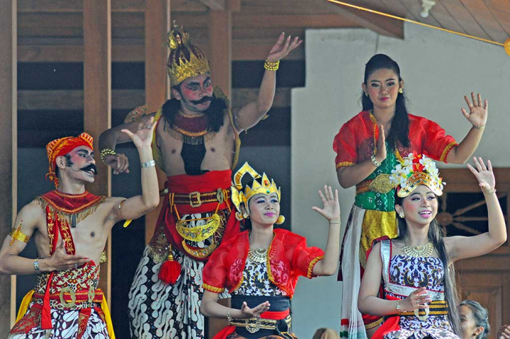 Sejumlah penari tampil pada Boyolali Menari 24 Jam di Pendopo Alit, Boyolali, Jawa Tengah, Sabtu (29/4/2017). ANTARA/Aloysius Jarot Nugroho