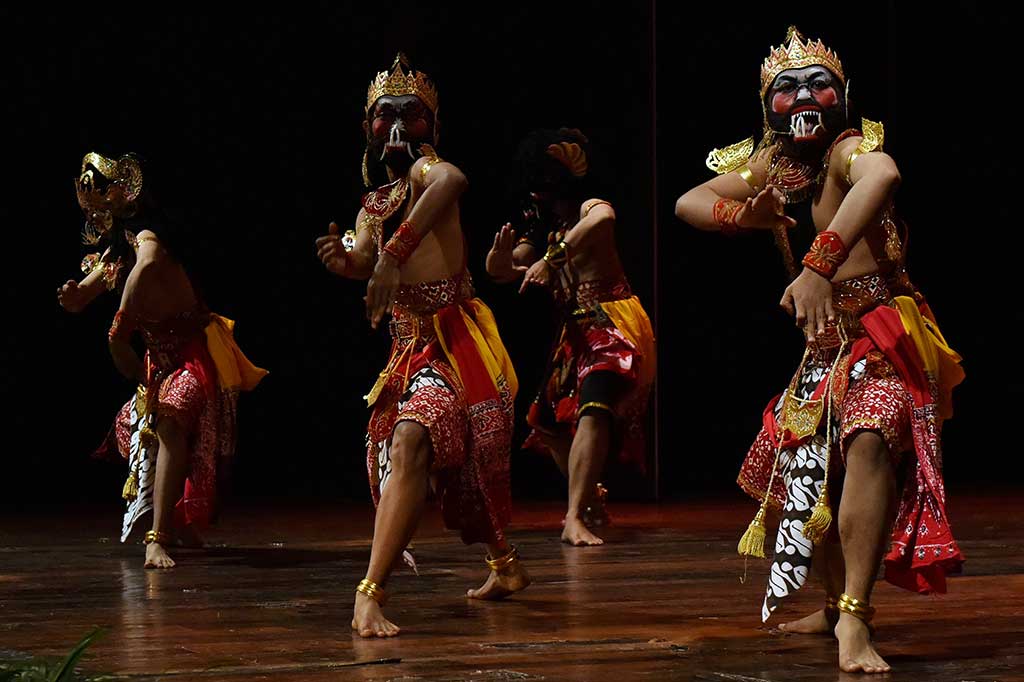 Mahasiswa Seni Drama Tari dan Musik (Sendratasik) Universitas Negeri Semarang (Unnes) menari di atas panggung pada peringatan Hari Tari Dunia bertema 'Kebhinekaan Tari Nusantara Menginspirasi Dunia', di Kampus Unnes Semarang, Jawa Tengah, Sabtu (29/4/2017). ANTARA/R. Rekotomo