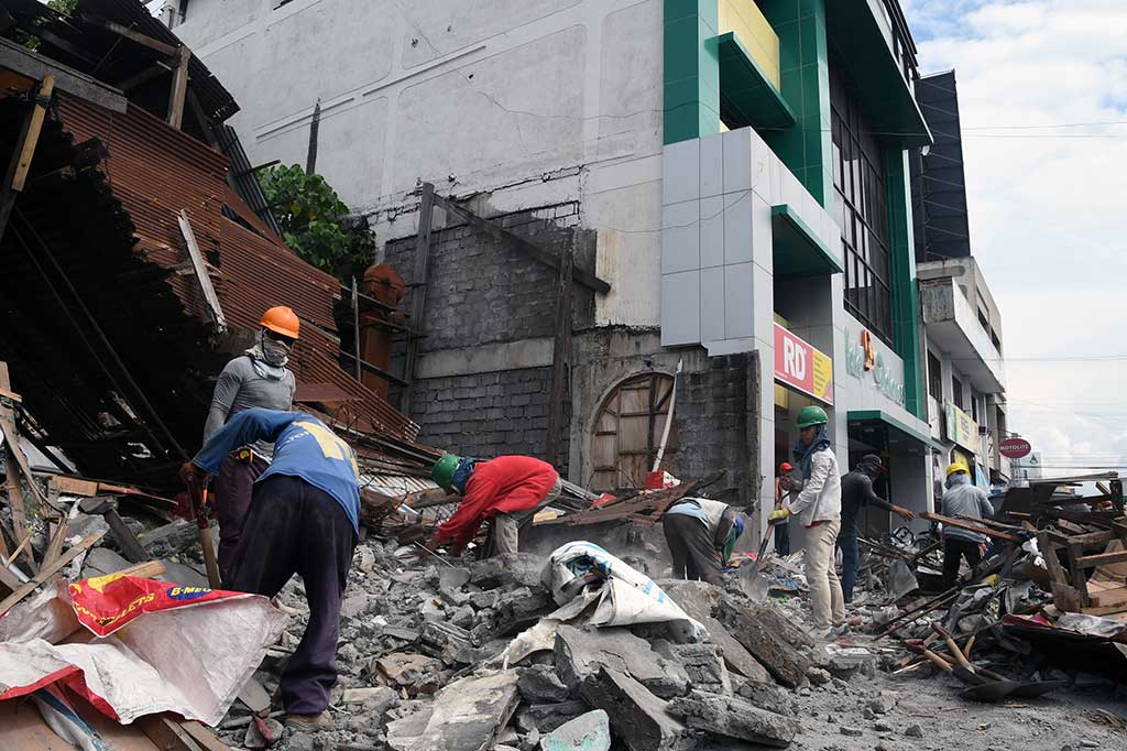 Pascagempa, peringatan waspada tsunami sempat diumumkan, namun kemudian dicabut. 