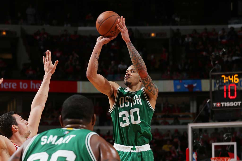 Forward Gerald Green mencetak 16 poin sementara Isaiah Thomas menambah 12 poin untuk Celtics.