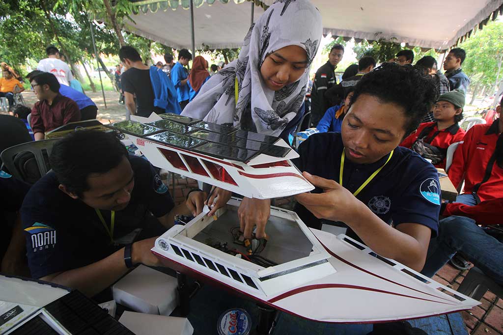 Peserta dari Sekolah Vokasi Universitas Gajah Mada menyiapkan kapal bertenaga surya saat mengikuti lomba Eco Solar Boat (ESB) pada Marine Icon 2017 di kolam 8 Institut Teknologi Sepuluh Nopember (ITS) Surabaya, Jawa Timur, Sabtu (29/4/2017).