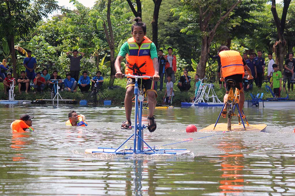 Peserta saling tarik saat mengikuti lomba water bike pada Marine Icon 2017.