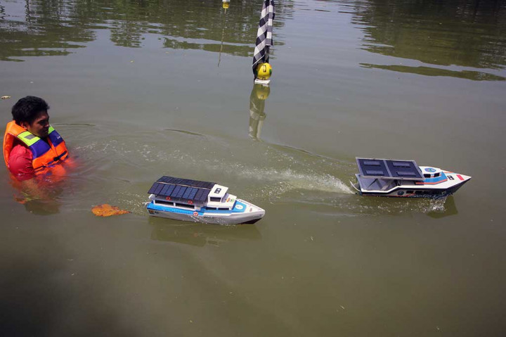 Panitia melepas kapal-kapal tenaga surya milik peserta saat lomba eco solar boat (ESB) pada Marine Icon 2017.