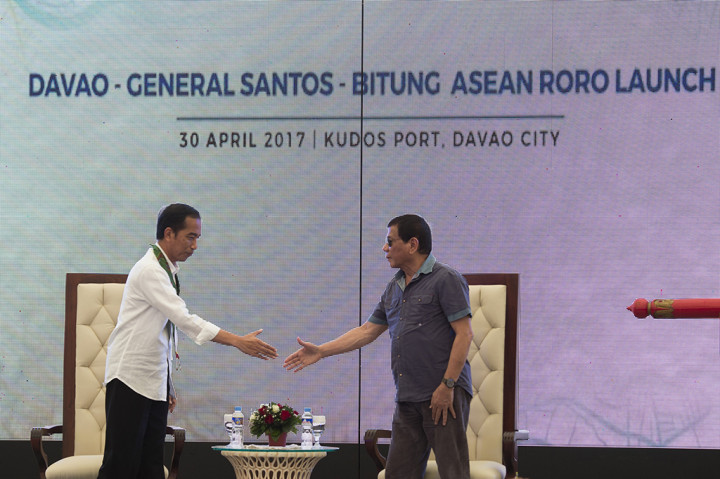 Mengakhiri lawatannya ke Filipina, Presiden Joko Widodo (kiri) bersama Presiden Filipina Rodrigo Roa Duterte meresmikan layanan kapal Ro-Ro Davao-General Santos-Bitung di Kudos Port, Davao, Filipina, Minggu (30/4/2017).