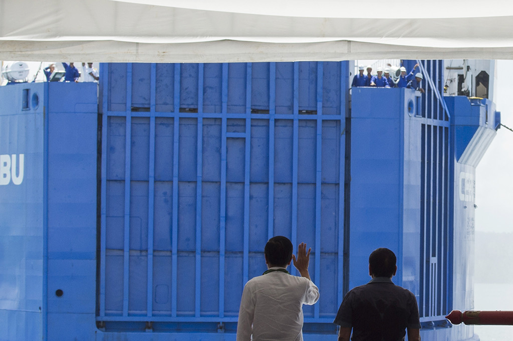 Presiden Joko Widodo (kiri) dan Presiden Filipina Rodrigo Duterte melambaikan tangan kepada awak kapal dalam peluncuran pelayaran perdana rute laut Roll-on Roll-off (Ro-Ro) Davao/General Santos-Bitung, Pelabuhan Kudos Davao, Filipina.