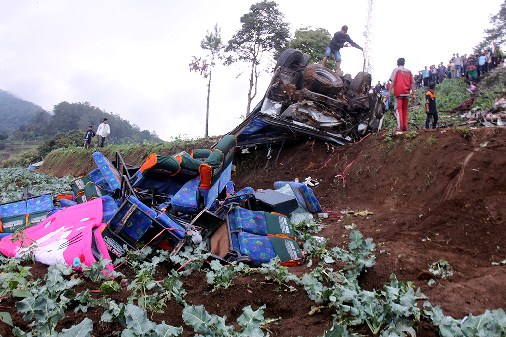 Sebanyak empat mobil dan sejumlah motor terlibat kecelakaan beruntun di jalur Cianjur-Puncak, Desa Ciloto, Cianjur, Jawa Barat, Minggu (30/4/2017).