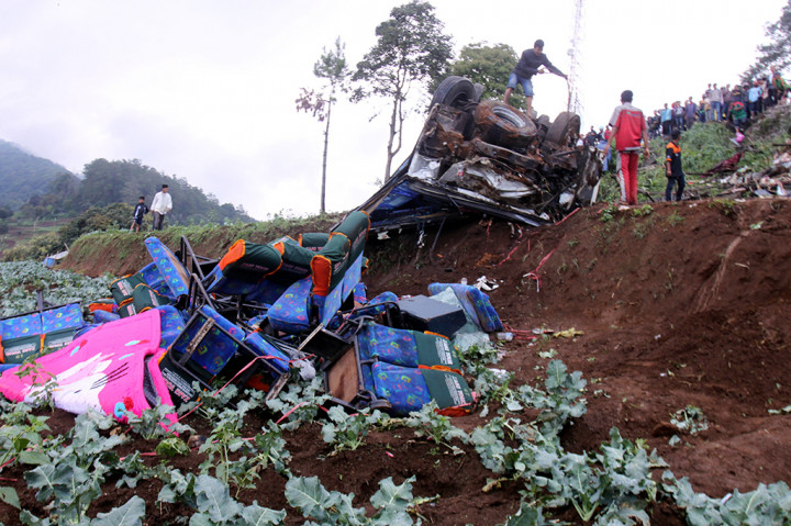 Sebanyak empat mobil dan sejumlah motor terlibat kecelakaan beruntun di jalur Cianjur-Puncak, Desa Ciloto, Cianjur, Jawa Barat, Minggu (30/4/2017).