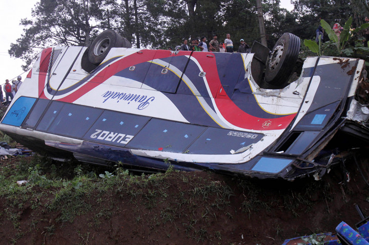 Saat melintas di kawasan Kampung Baru Desa Ciloto, bus kehilangan kendali diduga lantaran mengalami rem blong.