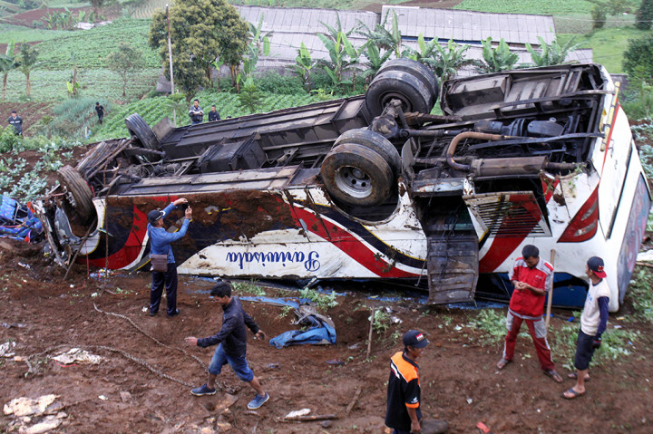 Dalam kondisi itu bus langsung menabrak angkutan umum di depannya. Bus kemudian menabrak mobil Toyota Avanza dan Suzuki Xenia serta mobil pick up yang memuat sayuran di jalur berlawanan.