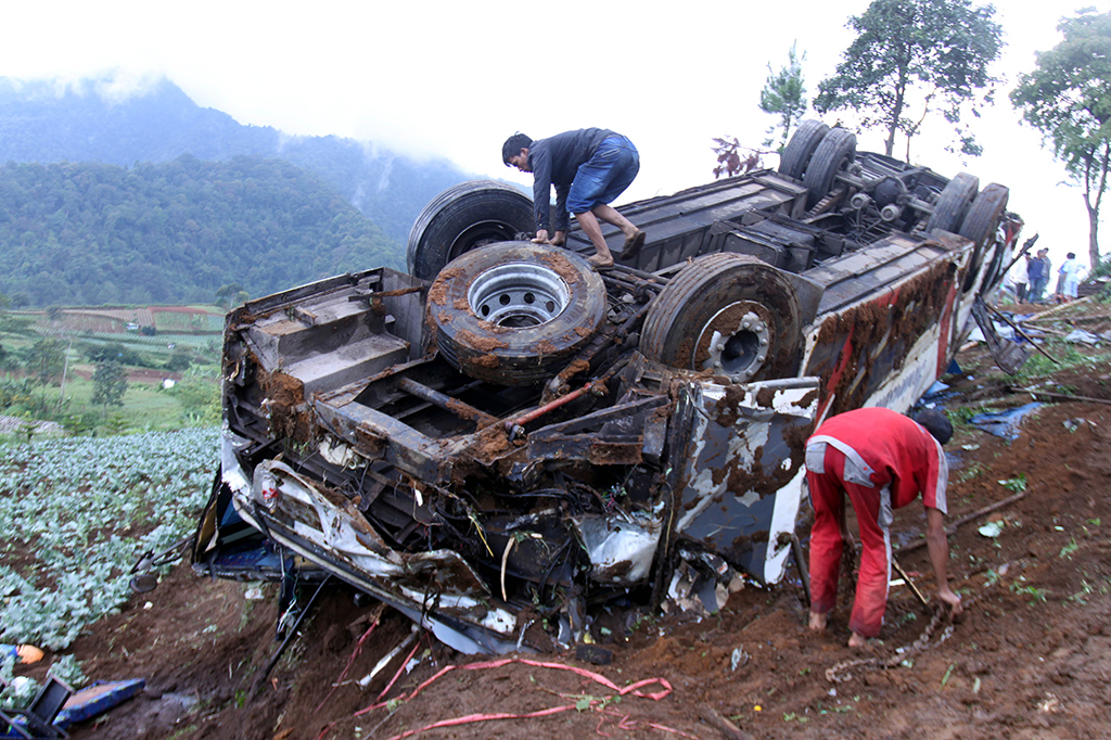 Sebelum masuk ke jurang dan kebun sayuran di sebelah kanan, bus kembali menabrak empat sepeda motor beserta pengendara yang sedang beristirahat di warung yang juga tertabrak oleh bus tersebut.