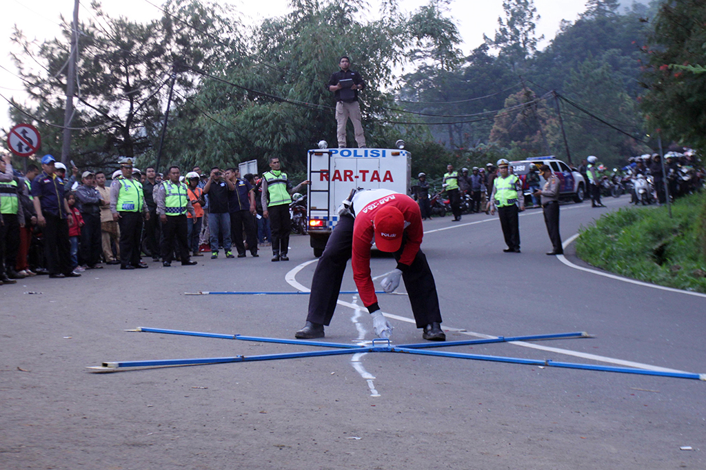 Dirlantas Polda Jabar Olah TKP Kecelakaan di Ciloto