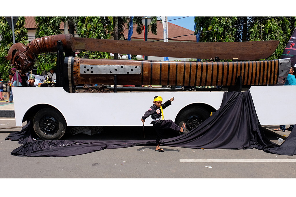 Golok sepanjang 5 meter dipamerkan di Festival Golok Day 2017 di Kota Cilegon, Banten, Minggu (30/4/2017).