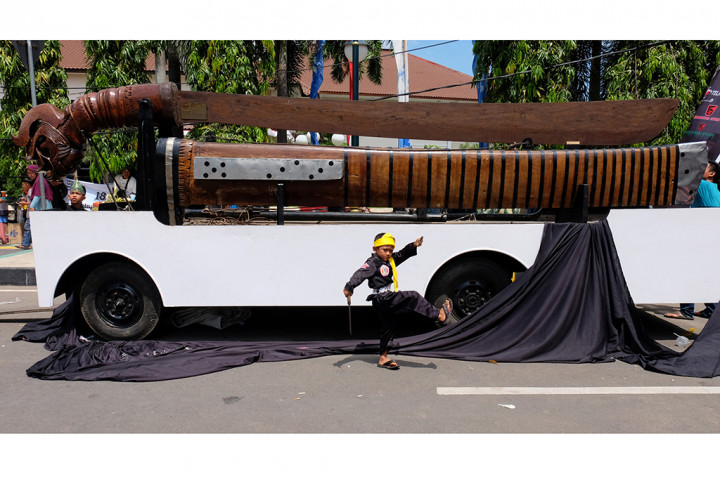 Golok sepanjang 5 meter dipamerkan di Festival Golok Day 2017 di Kota Cilegon, Banten, Minggu (30/4/2017).