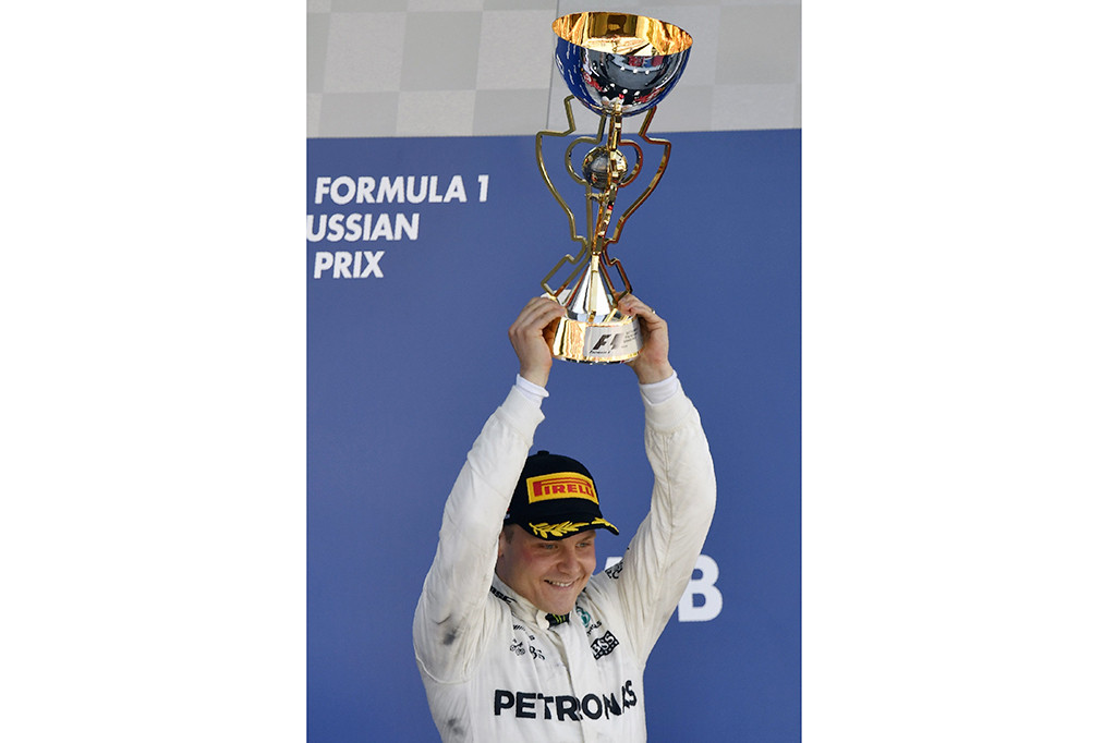 Bottas meraih kemenangan perdananya di ajang F1 setelah sukses mengatasi perlawanan Sebastian Vettel. 