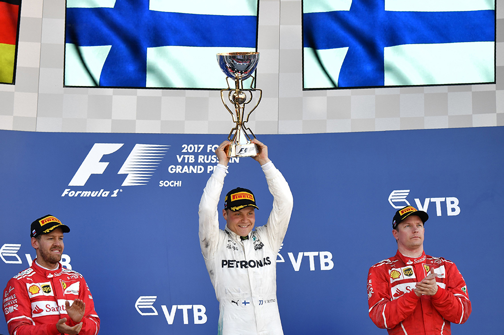 Vettel harus puas finis di posisi kedua dengan catatan waktu terpaut 0,617 detik dari Bottas. Sementara di posisi ketiga, ada nama pembalap Tim Ferrari lainnya, Kimi Raikkonen. 