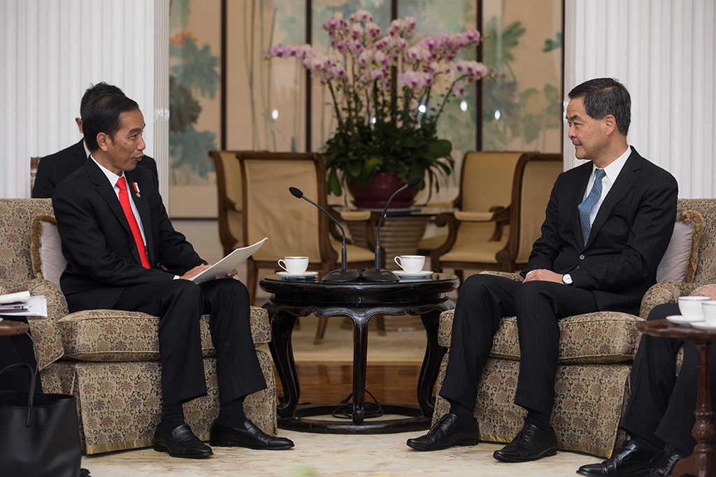 Presiden Jokowi berbincang dengan Chief Executive Hong Kong Leung Chun-ying.