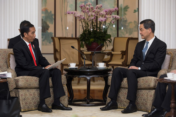 Presiden Jokowi berbincang dengan Chief Executive Hong Kong Leung Chun-ying.