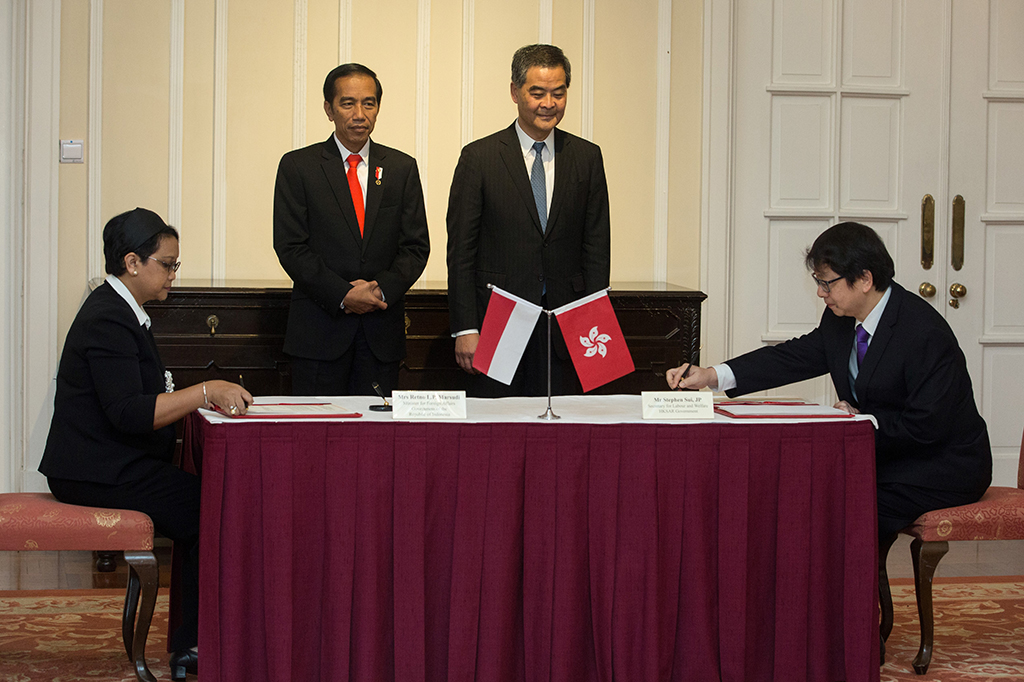 Presiden Jokowi dan Chief Executive Hong Kong Leung Chun-ying menyaksikan penandatanganan MoU oleh Menlu Retno LP Marsudi dan Sekretaris Tenaga Kerja Hong Kong Stephen Sui.