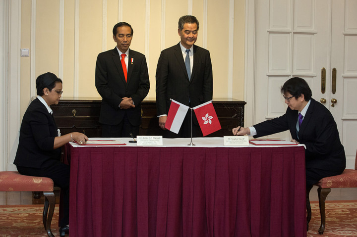 Presiden Jokowi dan Chief Executive Hong Kong Leung Chun-ying menyaksikan penandatanganan MoU oleh Menlu Retno LP Marsudi dan Sekretaris Tenaga Kerja Hong Kong Stephen Sui.