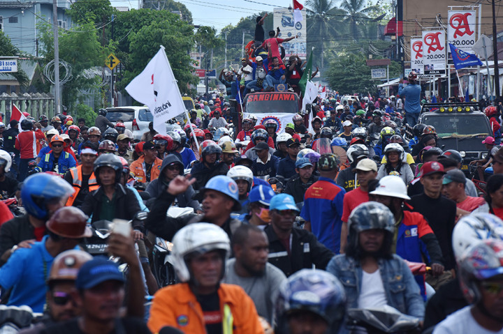 Ribuan karyawan yang bekerja di lingkungan PT Freeport Indonesia melakukan aksi konvoi pada peringatan Hari Buruh Internasional di Timika, Papua, Senin (1/5/2017). ANTARA/Wahyu Putro A