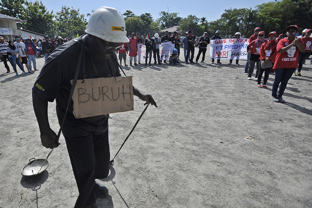 Aksi konvoi dan doa bersama ini juga mengawali aksi mogok kerja karyawan Freeport selama satu bulan hingga tanggal 30 Mei mendatang. ANTARA/Wahyu Putro A