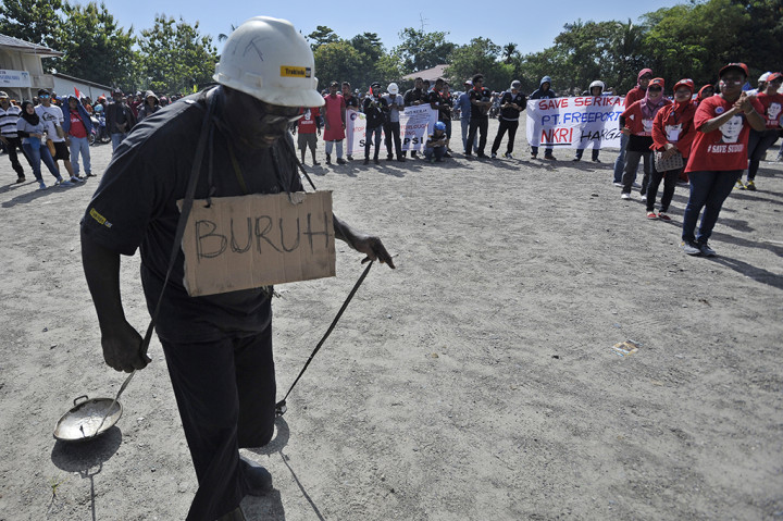 Aksi konvoi dan doa bersama ini juga mengawali aksi mogok kerja karyawan Freeport selama satu bulan hingga tanggal 30 Mei mendatang. ANTARA/Wahyu Putro A