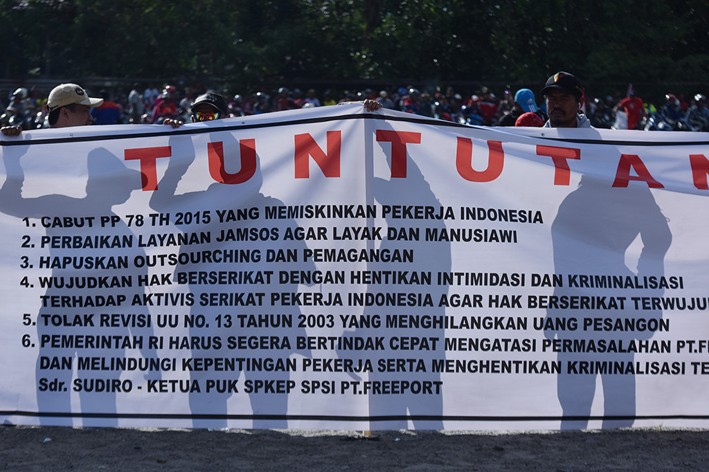 Ada enam tuntutan utama yang dibawa para buruh di antaranya meminta agar Pemerintah Indonesia membatalkan PP Nomor 78 tahun 2015 yang dianggap hanya mendatangkan kesengsaraan bagi pekerja Indonesia. ANTARA/Wahyu Putro A