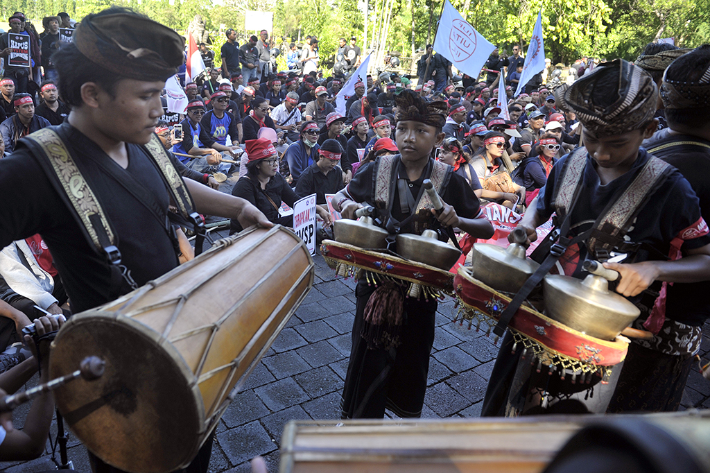 Pengunjuk rasa menggelar atraksi kesenian Balaganjur saat memperingati Hari Buruh Internasional di depan kantor Gubernur Bali, Denpasar, Bali. ANTARA/Nyoman Budhiana