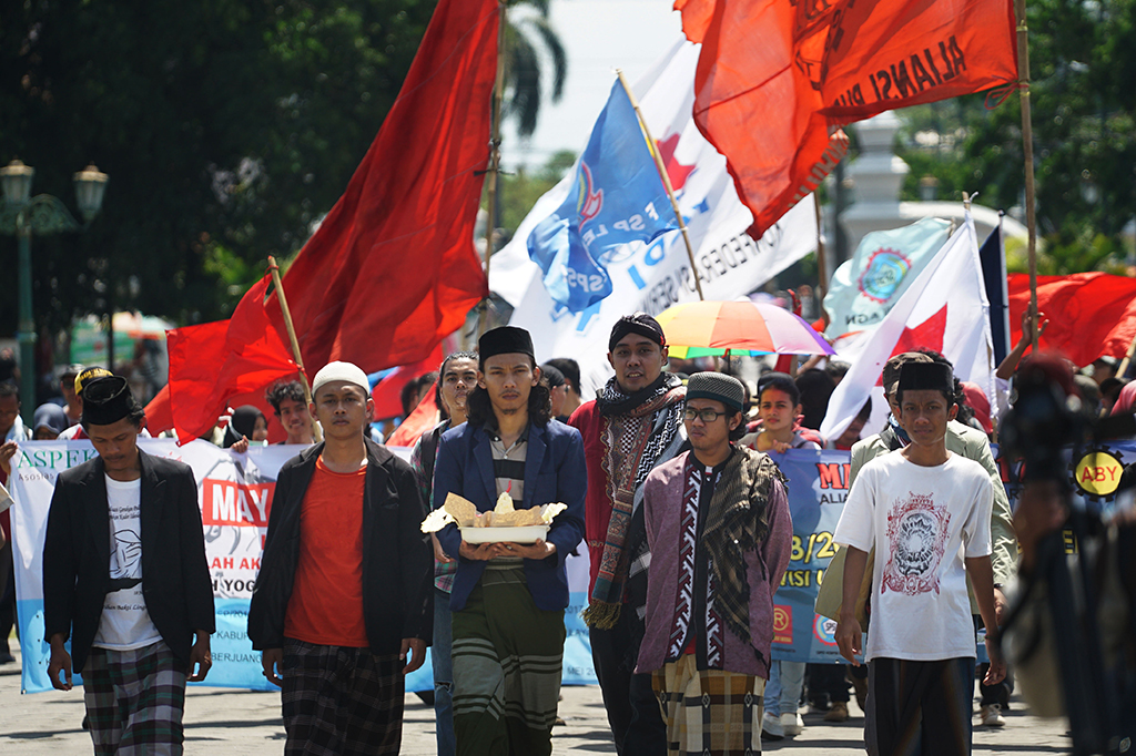 Aktivis yang tergabung dalam Aliansi Buruh Yogyakarta (ABY) menggelar aksi damai memperingati Hari Buruh Internasional di depan Keraton Yogyakarta, DI Yogyakarta. ANTARA/Andreas Fitri Atmoko