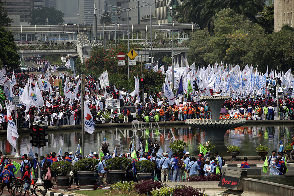 Massa aksi Hari Buruh Internasional memadati kawasan Patung Kuda, Silang Monas, Jakarta Pusat. 