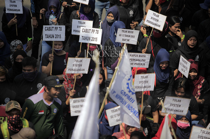 Para buruh membawa atribut bertuliskan harapannya. Salah satu yang disuarakan ialah pencabutan Peraturan Pemerintah Nomor 78 tahun 2015 karena dinilai tidak relevan lagi terkait pengupahan.
