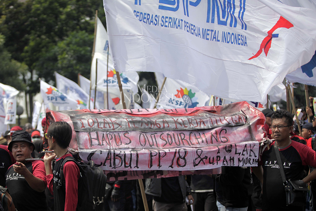 Ada juga yang menuntut penghapusan outsourcing dan pemagangan.