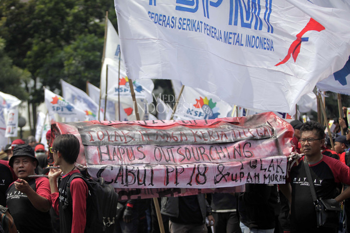 Ada juga yang menuntut penghapusan outsourcing dan pemagangan.