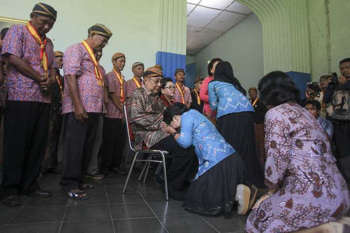 Raja Paku Buwono XIII Hangabehi (tengah) menerima 