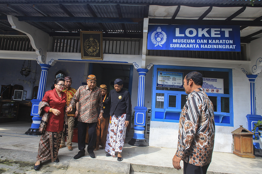 Raja Paku Buwono XIII Hangabehi (ketiga kiri) bersama Wali Kota Solo FX Hadi Rudyatmo (kanan) menghadiri pembukaan kembali Museum Swaka Budaya Keraton Solo, Senin (1/5/2017).