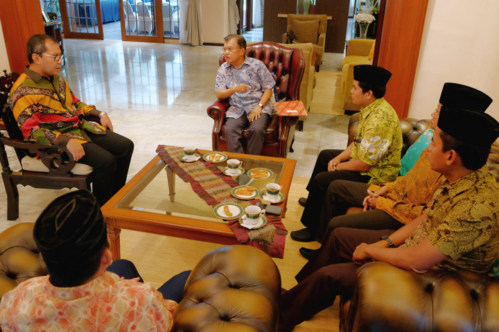 Wakil Presiden Jusuf Kalla menerima kunjungan empat pedagang pasar sentral di kediamannya, Jalan Haji Bau, Makassar. Wali Kota Makassar Moh Ramdhan Pomanto turut hadir dalam pertemuan itu.