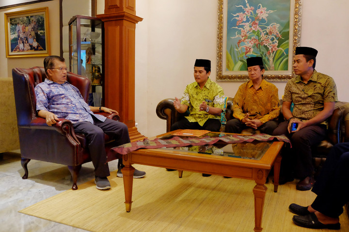 Mereka datang untuk membahas persoalah harga los di Pasar Sentral atau Makassar Mall yang menurut pedagang terlalu mahal. Mereka merasa diperas oleh oknum pengelola Pasar Sentral. 