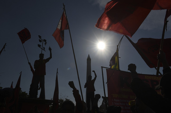 Buruh yang tergabung dari berbagai serikat pekerja menggelar aksi peringatan Hari Buruh Internasional di depan Kantor Gubernur Jawa Timur, Surabaya, Jawa Timur, Senin  (1/5/2017).