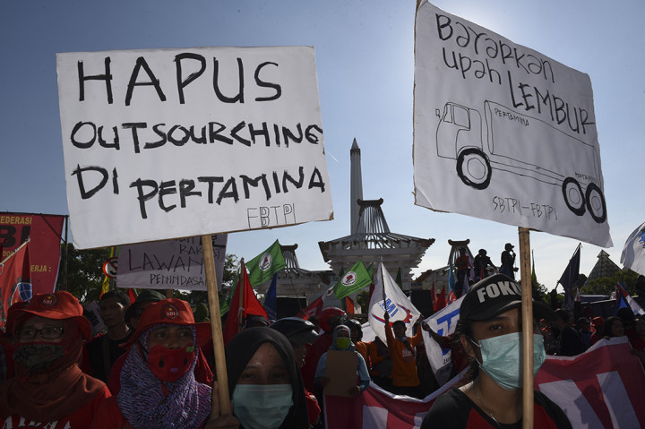 Salah satu tuntutan tersebut yakni menghapus sistem kerja kontrak dan tenaga alih daya (outsourcing).
