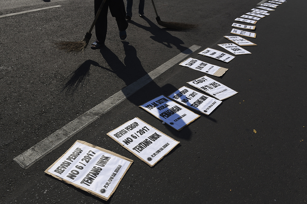 Dalam tuntutannya, mereka juga menginginkan agar diberlakukan upah layak nasional dan cabut PP Nomor 78 tentang Pengupahan.