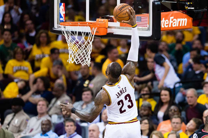 Forward Clenveland Cavaliers LeBron James melakukan slamdunk saat melawan Toronto Raptors pada game pertama semifinal Wilayah Timur, Selasa (2/5/2017) WIB.