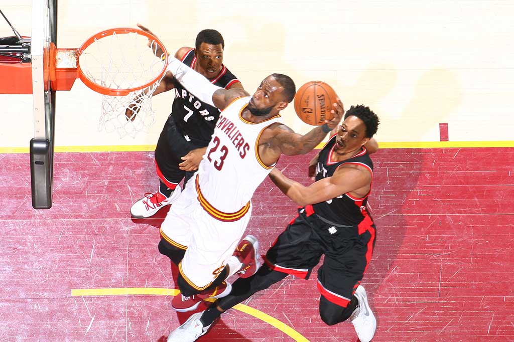 James menjadi bintang Cavaliers dengan menyumbang 35 poin, 10 rebound, dan 4 assist.
