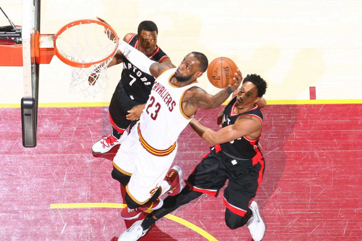 James menjadi bintang Cavaliers dengan menyumbang 35 poin, 10 rebound, dan 4 assist.