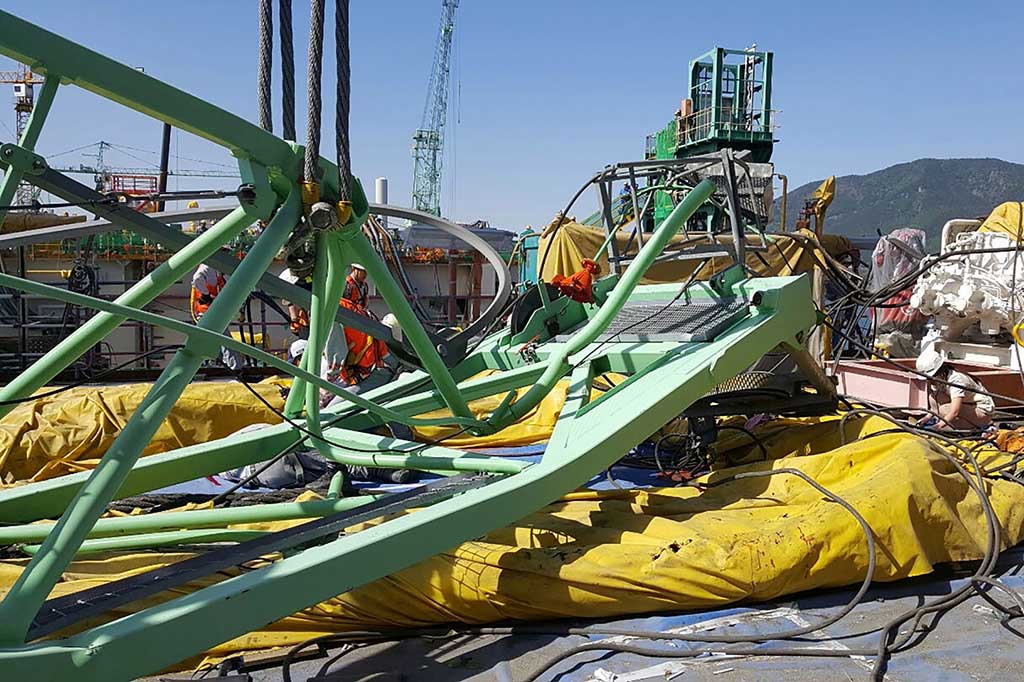 Sebuah crane jatuh di galangan kapal milik Samsung Heavy Industries di sebuah pelabuhan di Geoje, Korsel, Senin (1/5/2017).